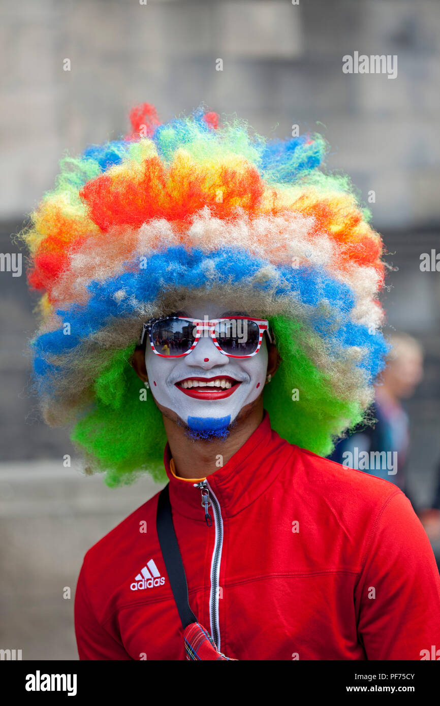 Edinburgh, Scotland, UK. 20 August 2018. Edinburgh Fringe Royal Mile,   performers with made up faces entertain the passing audience. Stock Photo