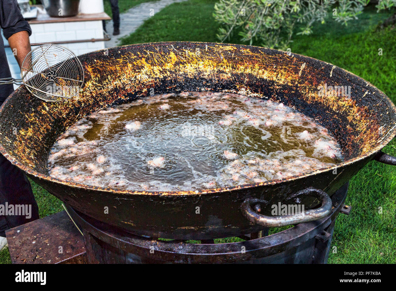 https://c8.alamy.com/comp/PF7KBA/giant-pot-with-hot-oil-to-fry-delicacies-during-an-outdoor-party-PF7KBA.jpg