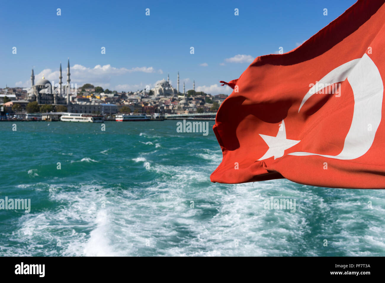 Турция россия стамбул. Флаг Турции Босфор. Событийный туризм в Турции. Флаг Стамбула. Истанбул флаг.