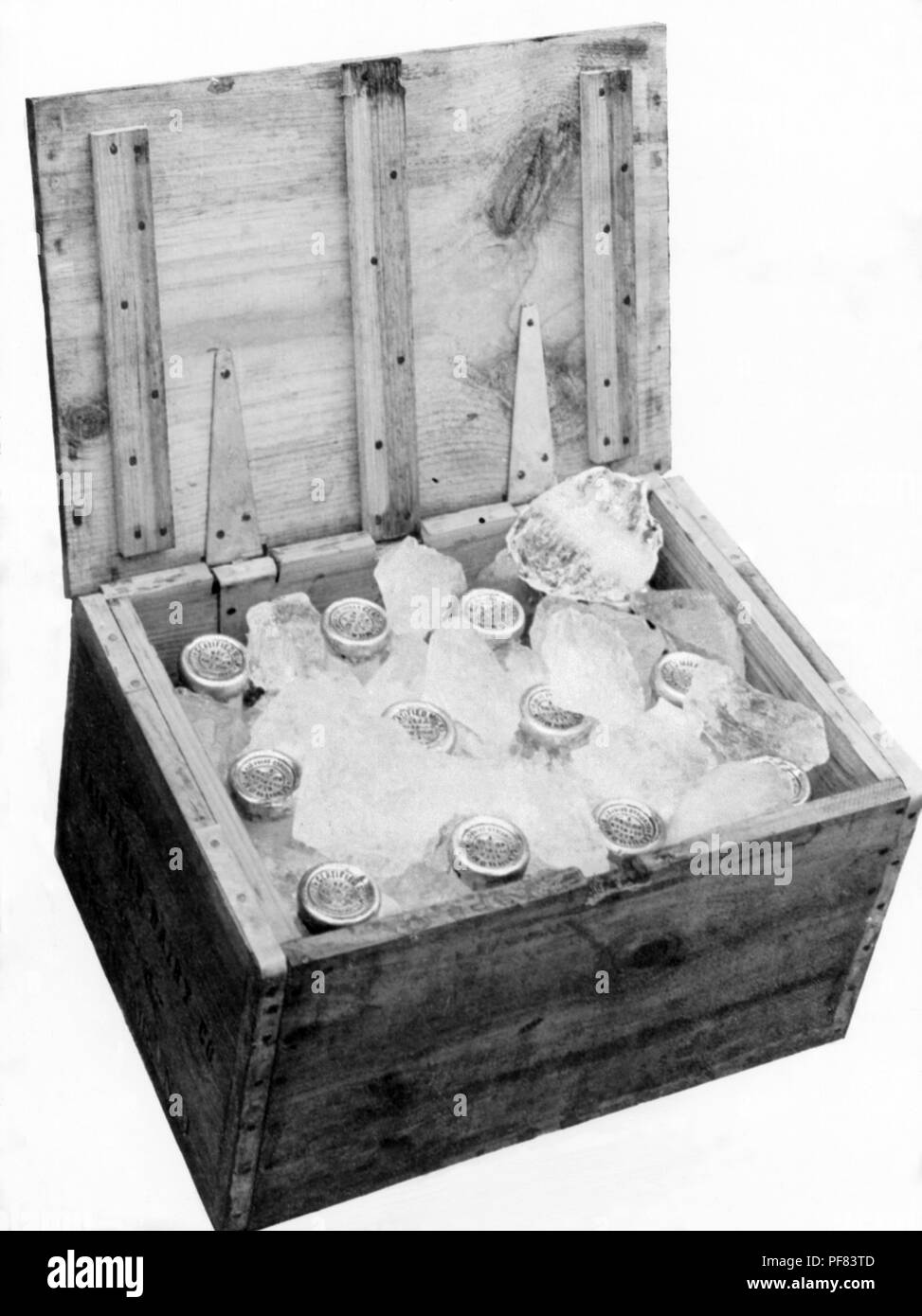 Milk bottles prepared for delivery by adding ice to the delivery case, 1929. Image courtesy Centers for Disease Control (CDC) / Minnesota Department of Health, R.N. Barr Library, Librarians Melissa Rethlefsen and Marie Jones. () Stock Photo