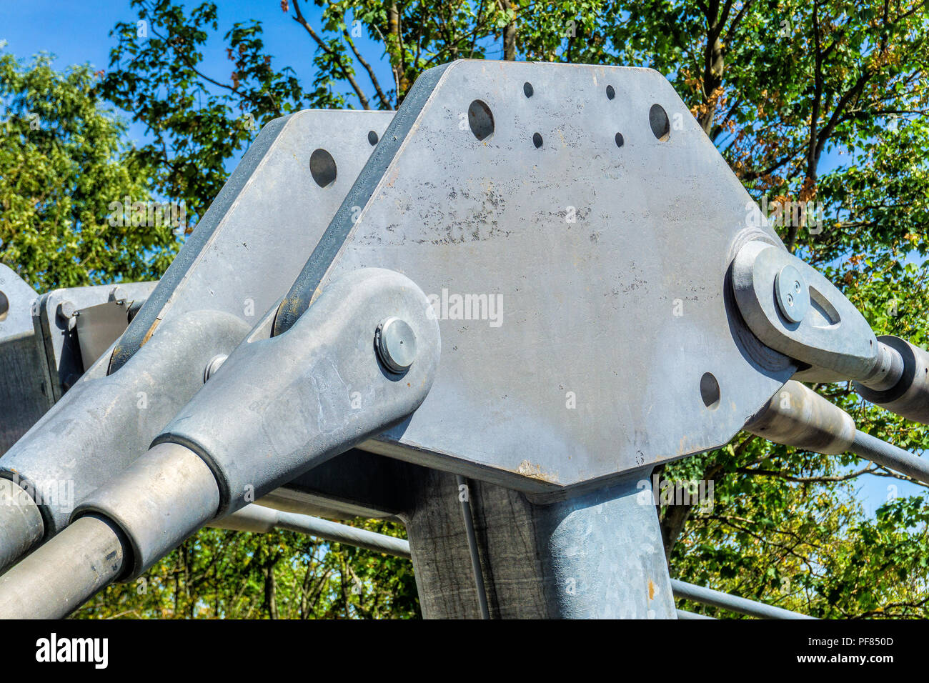 Gigantic connection of the thick steel cables of a freefloating