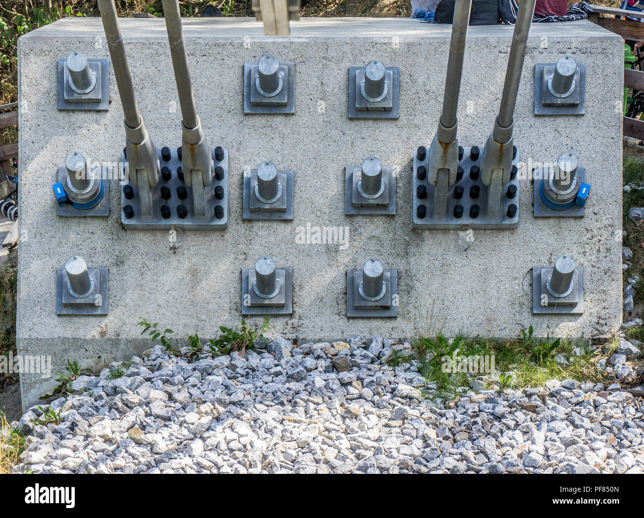 Anchorages and dowels in the rock for fixing the steel cables of a