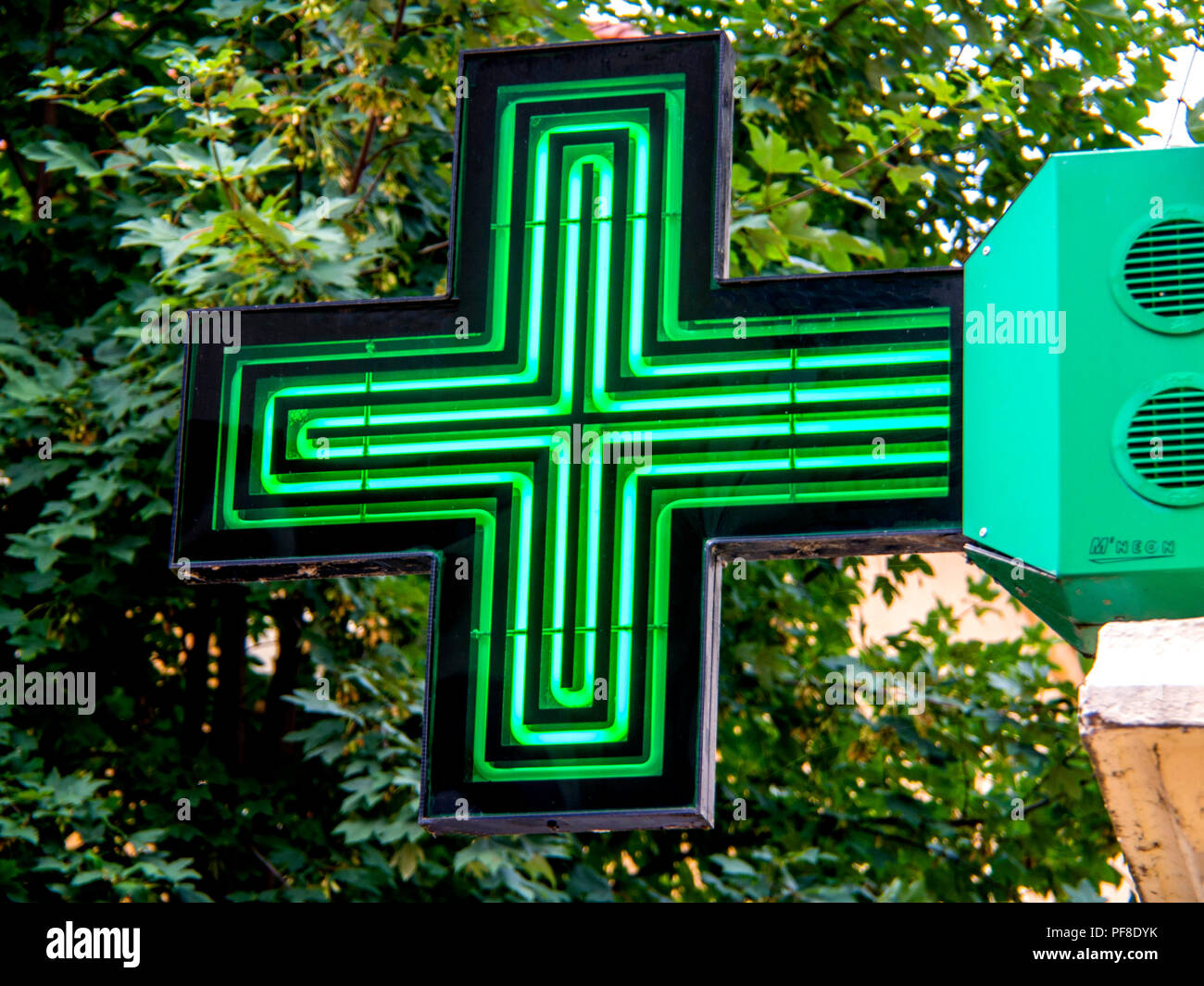 Pharmacy sign green cross hires stock photography and images Alamy