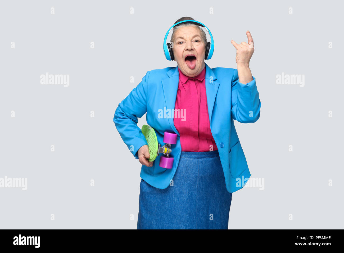 Бабушка позирует. Старик в синих наушниках. Бабушка прикольная в синей кофте картинка. Веселая бабушка слушает музыку.