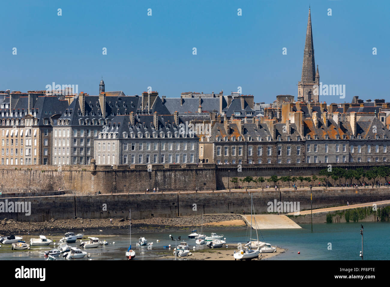 The walled city and port of Saint Malo on the Channel coast in Brittany, northwest France. Stock Photo