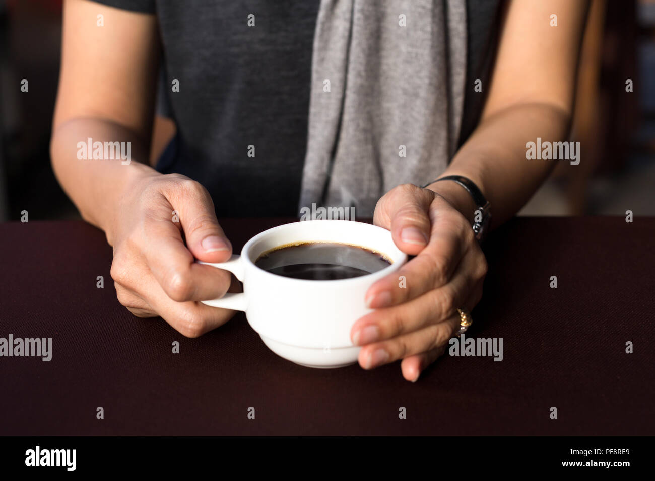 Woman hands holding hot coffee cup Stock Photo - Alamy