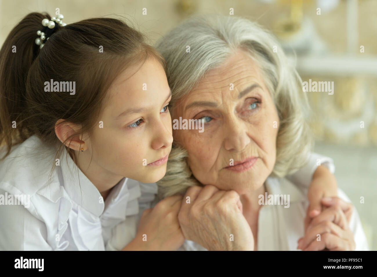 Обнимаю бабушку бабушку мою слушать. Бабушка с коричневыми волосами. Портрет внучки Гали. Объятия фото с бабушкой. Внук с бабушкой печаль.