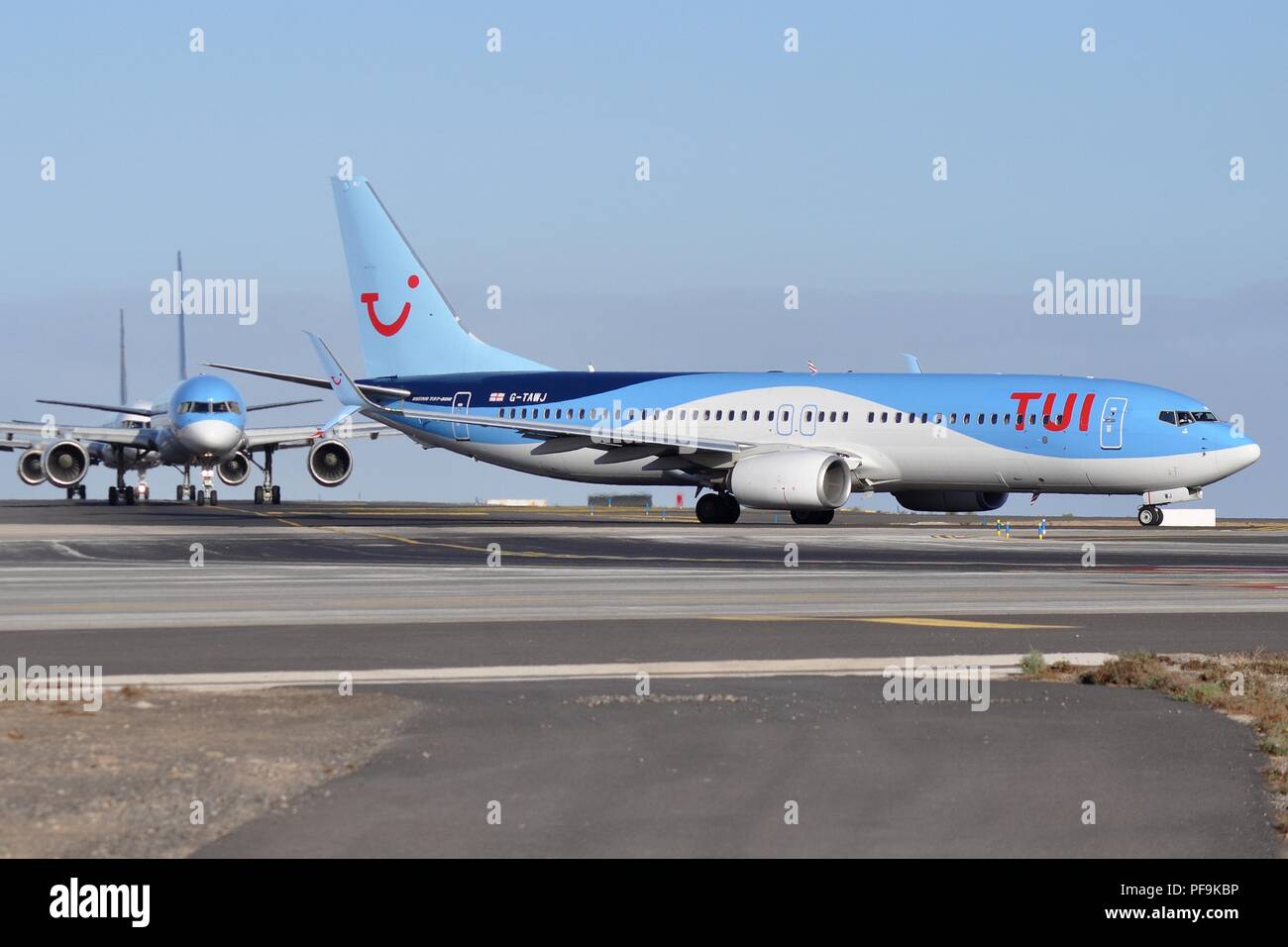 TUI AIRLINES UK BOEING 737-800(W) G-TAWJ Stock Photo