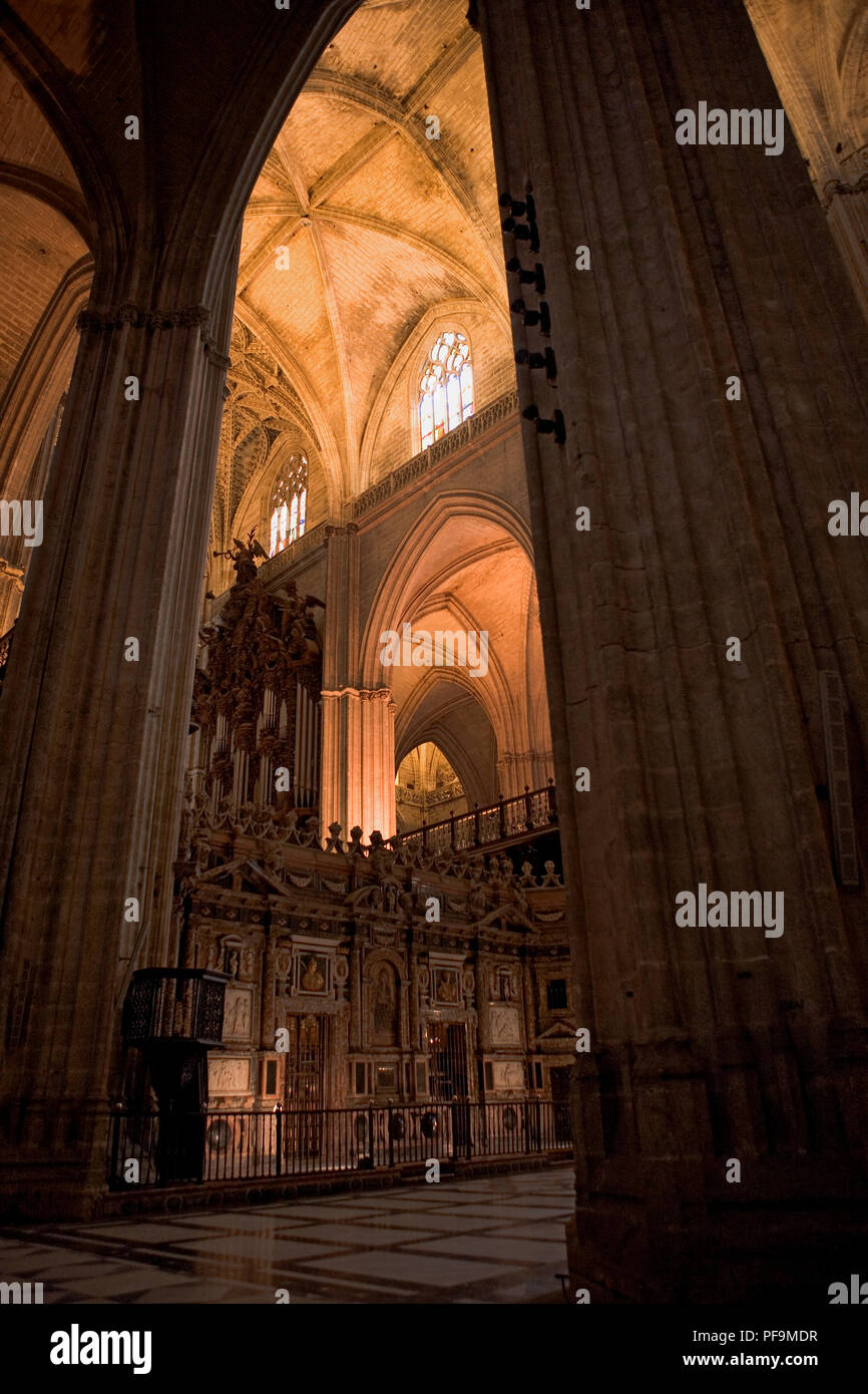 Choir and nave, Catedral de Santa María de la Sede, Sevilla, Spain.   15th century Seville Cathedral is the largest gothic church in the world Stock Photo