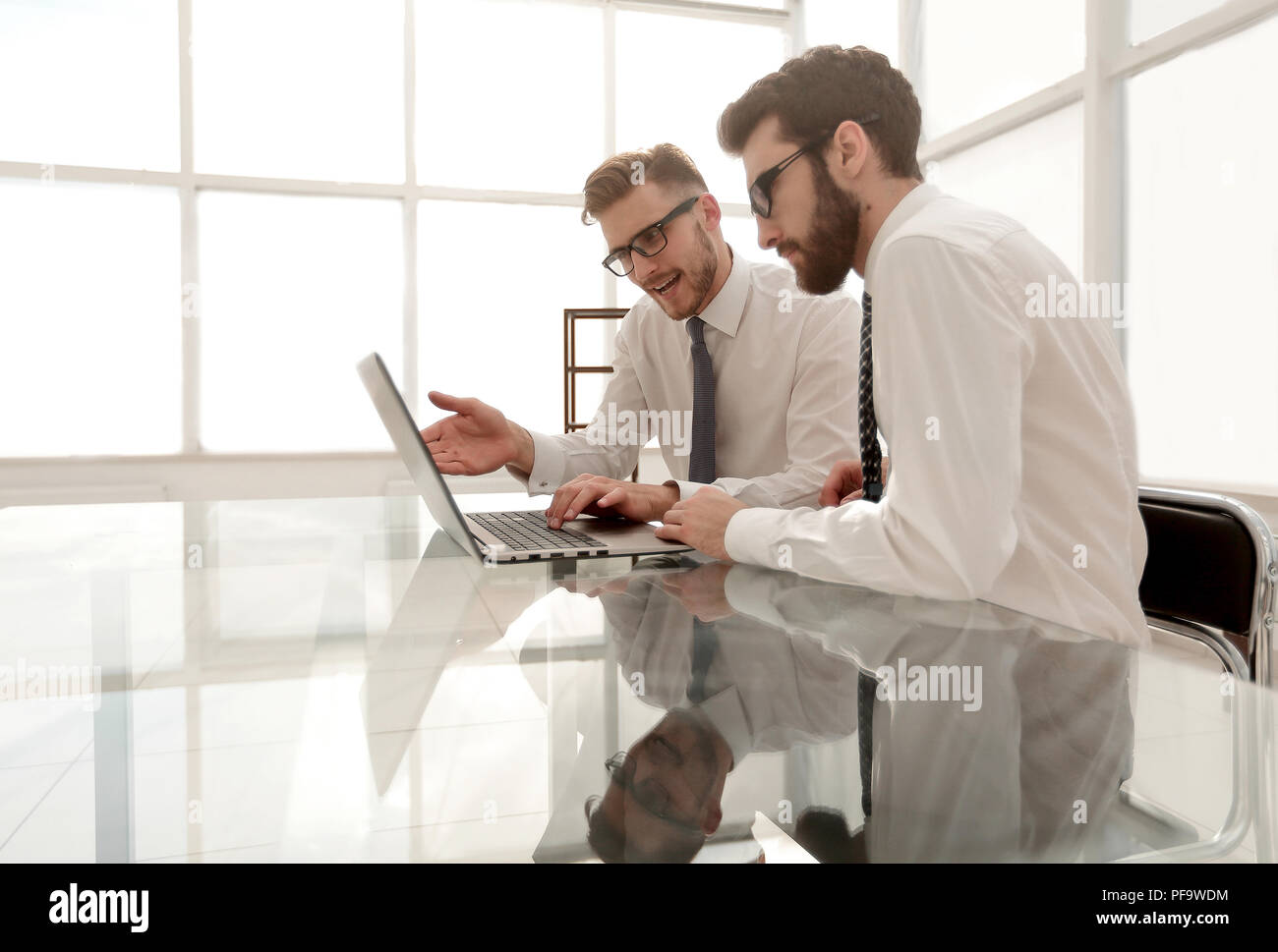 business colleagues discussing work issues at the desktop Stock Photo