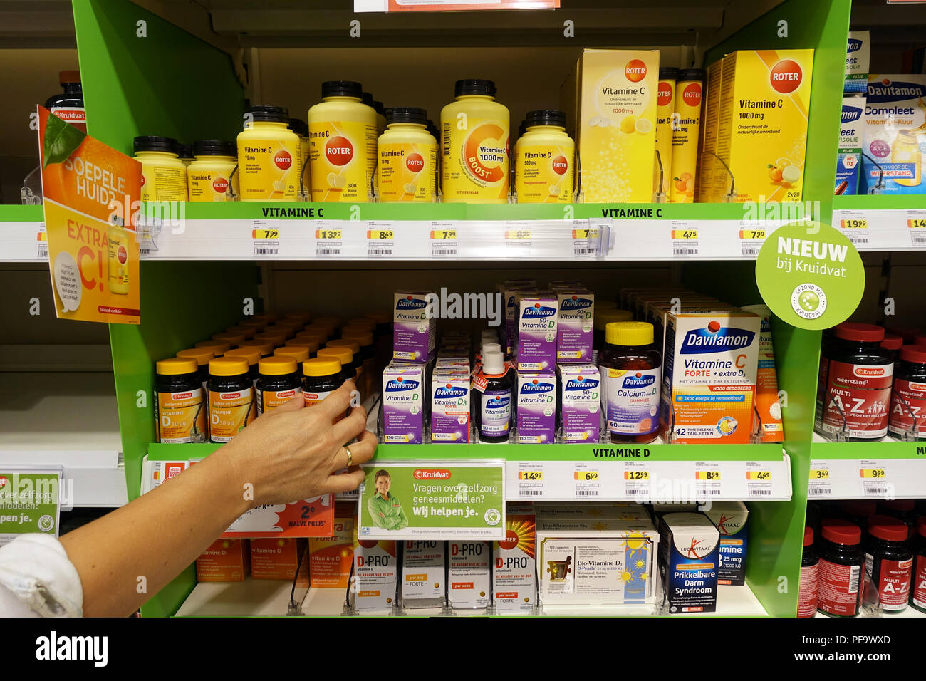 Stun Bakkerij routine Multi-vitamine supplements in a Dutch Kruidvat drugstore Stock Photo - Alamy