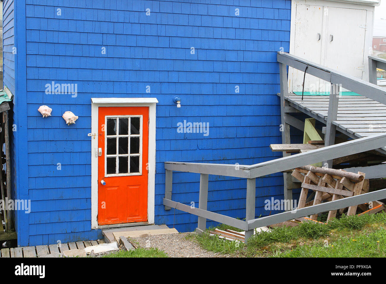 Orange door blue wall hi-res stock photography and images - Alamy