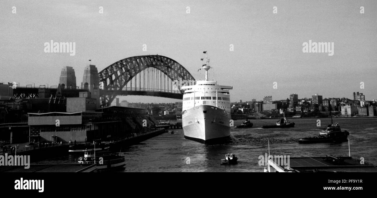 AJAXNETPHOTO. 30TH DECEMBER, 1964. SYDNEY, AUSTRALIA. - LINER DEPARTS - P&O LINES S.S. CANBERRA DEPARTING OCEAN PASSENGER TERMINAL ASSISTED BY TUGS. PHOTO:JONATHAN EASTLAND/AJAX REF:243607 6 Stock Photo