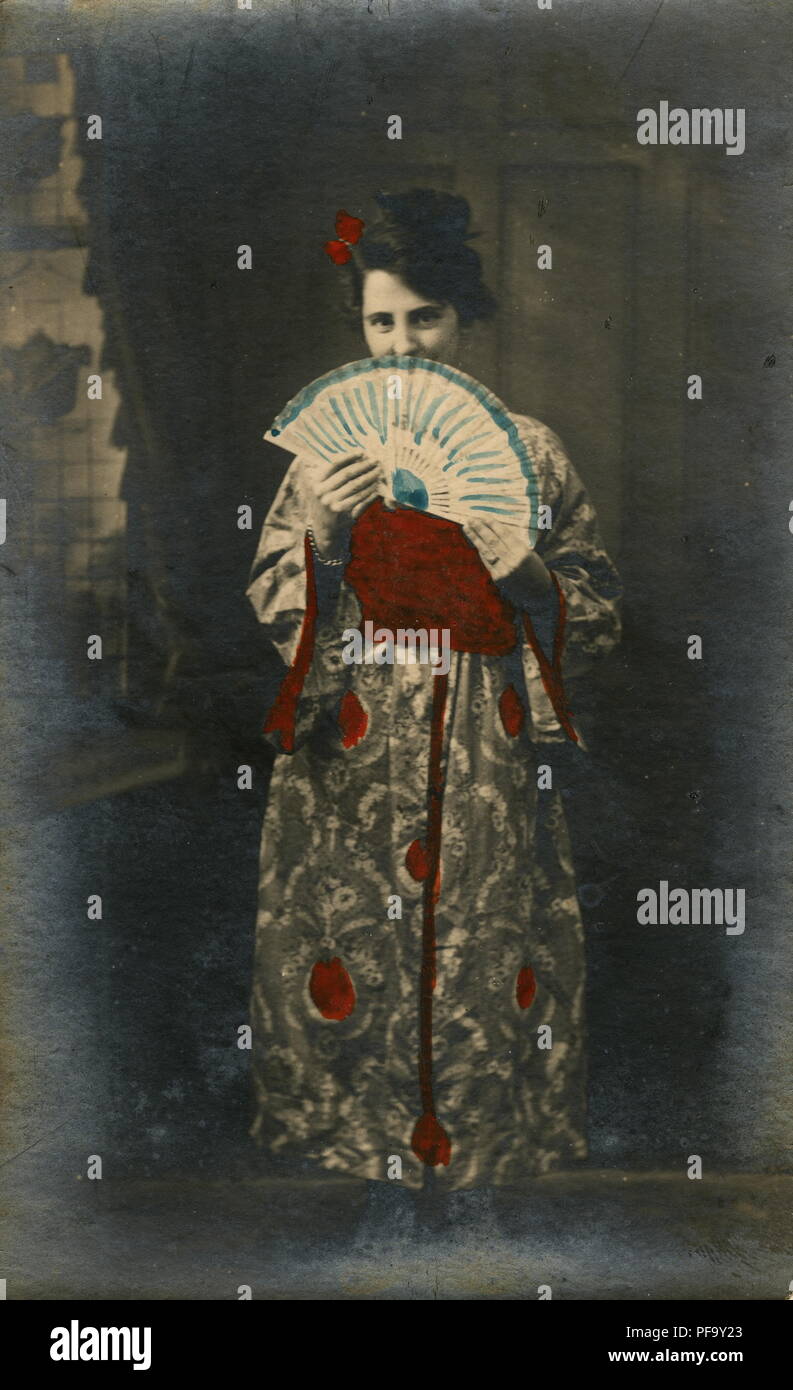 AJAXNETPHOTO. 1903 (APPROX). JAPAN. - GEISHA GIRL WITH FAN. PHOTOGRAPHER:UNKNOWN © DIGITAL IMAGE COPYRIGHT AJAX VINTAGE PICTURE LIBRARY SOURCE: AJAX VINTAGE PICTURE LIBRARY COLLECTION REF:1903 46 Stock Photo