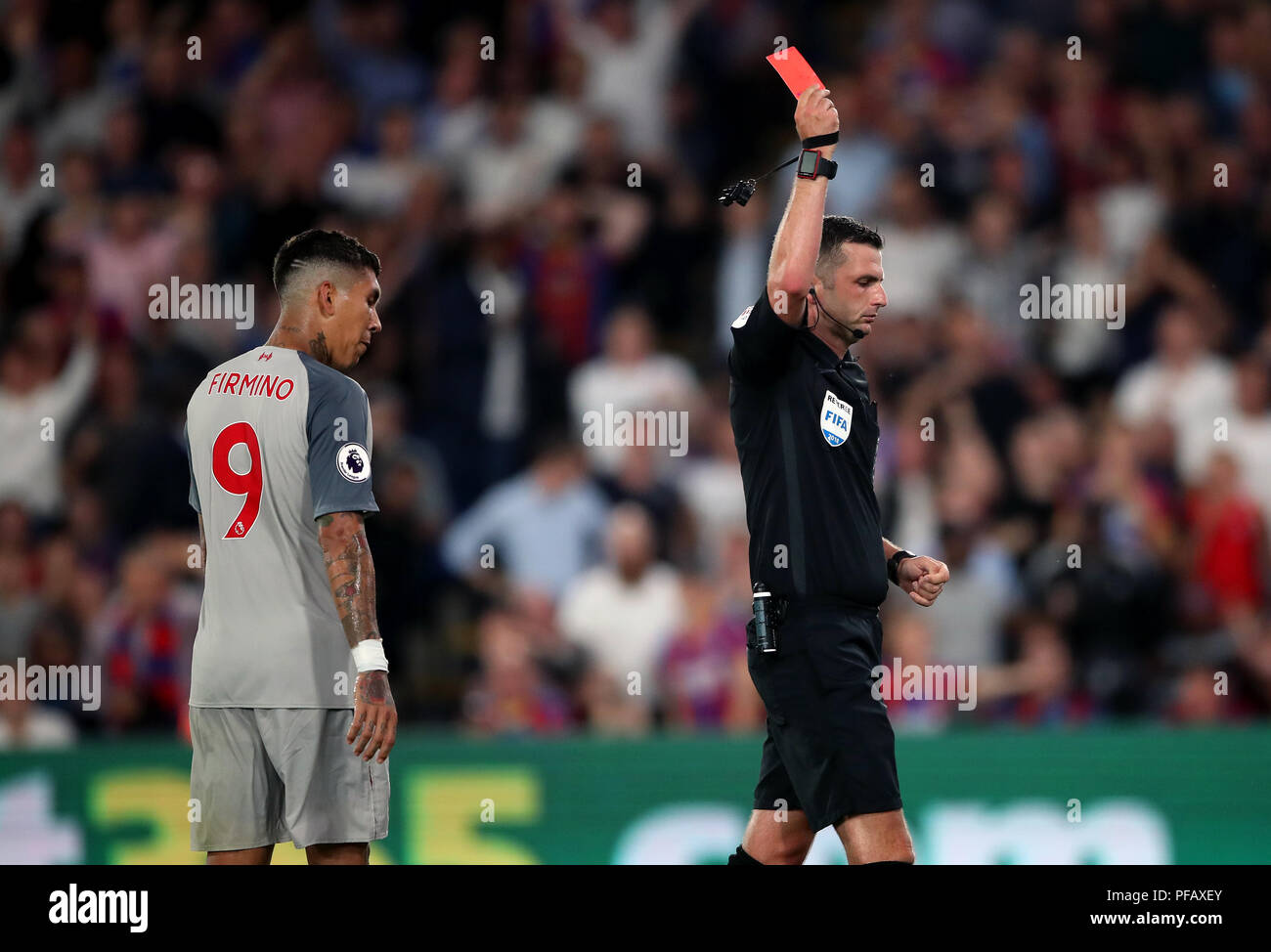Ansøgning forholdsord Alle sammen Michael Oliver shows a red card to Crystal Palace's Aaron Wan-Bissaka (not  in picture) during the Premier League match at Selhurst Park, London Stock  Photo - Alamy