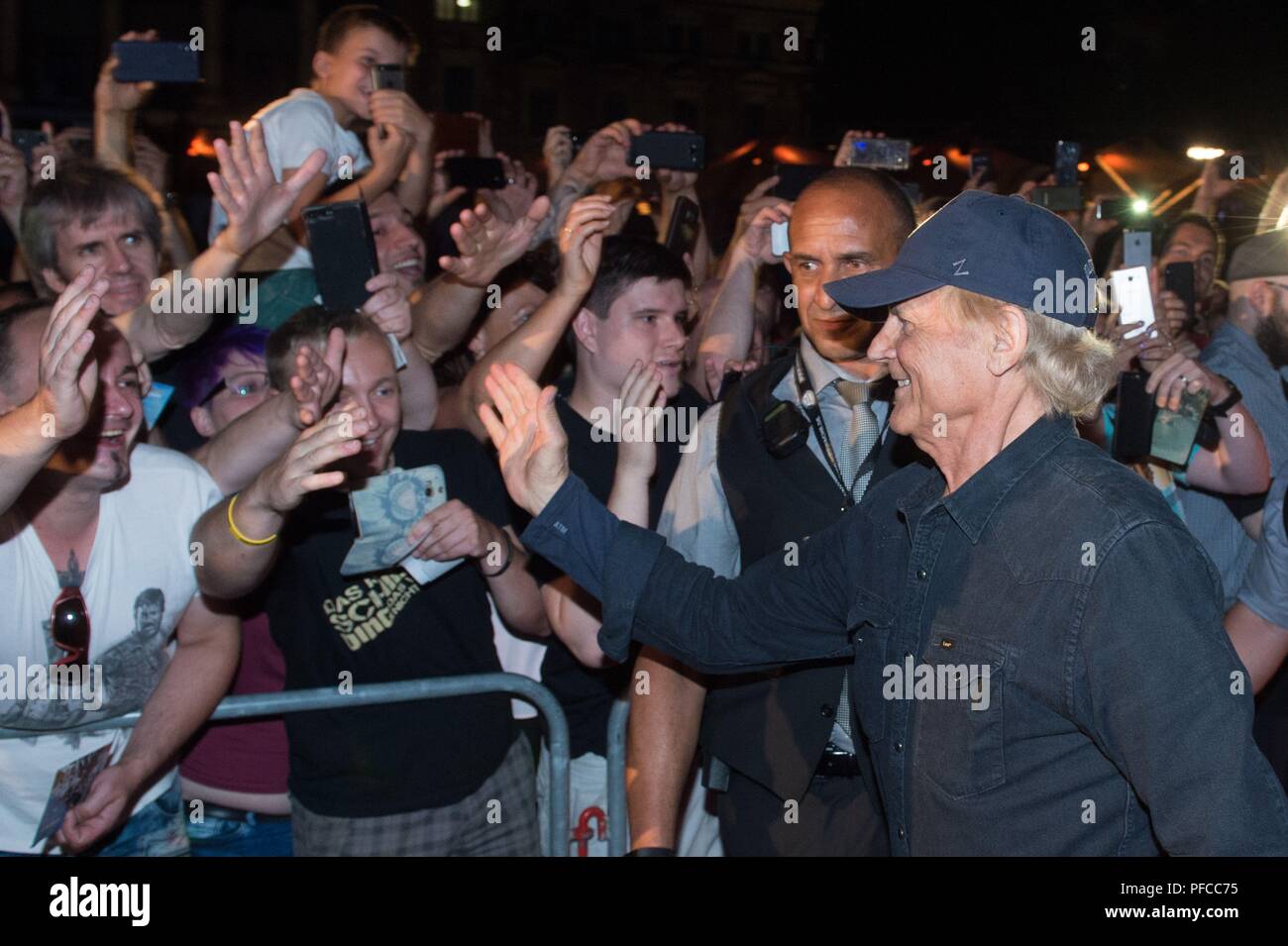 Dresden, Germany. 20th Aug, 2018. The Italian actor Terence Hill comes to the German premiere of his film 'Mein Name ist Somebody - Zwei Fäuste kekehren zurück' and waves to the fans. Hill also directed and wrote the tragicomedy. Credit: Sebastian Kahnert/dpa-Zentralbild/dpa/Alamy Live News Stock Photo