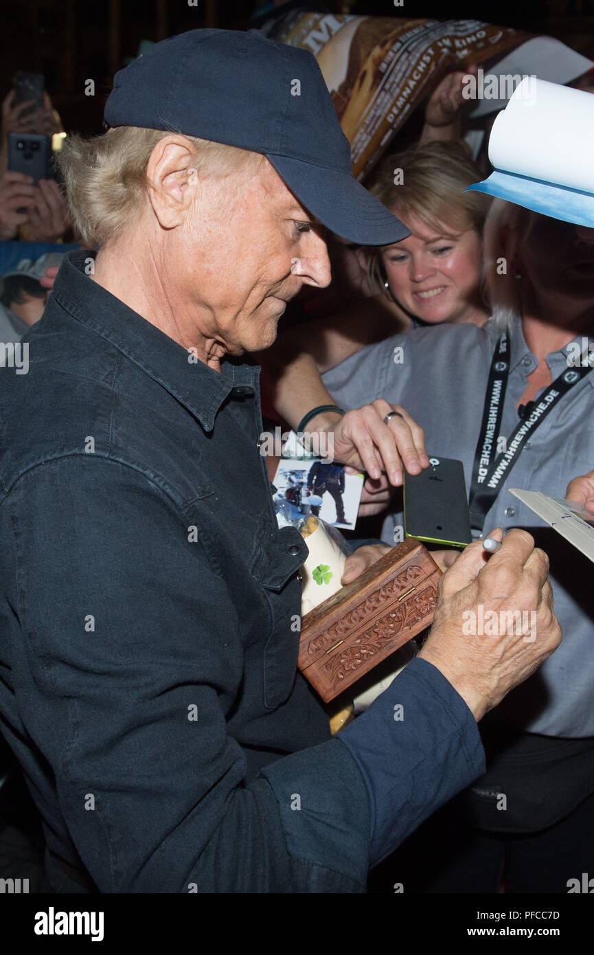 Dresden, Germany. 20th Aug, 2018. The Italian actor Terence Hill comes to the German premiere of his film 'Mein Name ist Somebody - Zwei Fäuste kekehren' and gives autographs. Hill also directed and wrote the tragicomedy. Credit: Sebastian Kahnert/dpa-Zentralbild/dpa/Alamy Live News Stock Photo