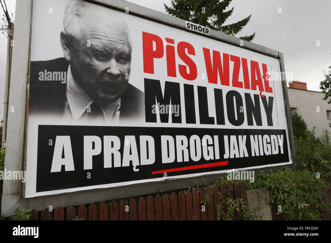 Gdansk, Poland 20th Aug. 2018 Billboard with Jaroslaw Kaczynski face and slogan ' PiS (Law and Justice) took millions, and electricity is expensive as never before ' is seen. Posters financed by the opposition parties displayed across the country refer to giant financial benefits of people connected with the government. Local elections in Poland are scheduled for October 21st. 2018 © Vadim Pacajev / Alamy Live News Stock Photo