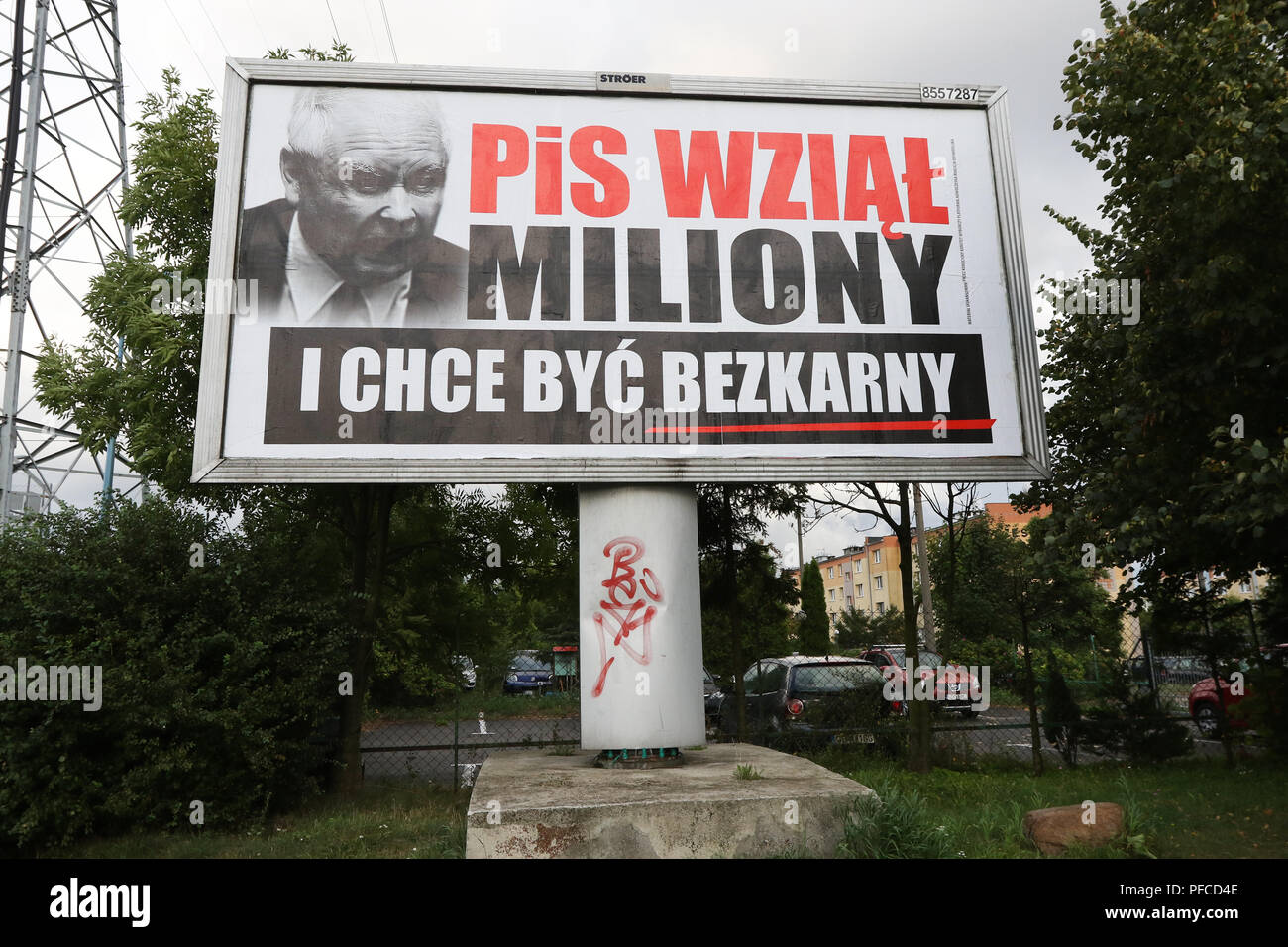 Gdansk, Poland 20th Aug. 2018 Billboard with Jaroslaw Kaczynski face and slogan ' PiS (Law and Justice) took millions, and want to be unpunished ' is seen. Posters financed by the opposition parties displayed across the country refer to giant financial benefits of people connected with the government. Local elections in Poland are scheduled for October 21st. 2018 © Vadim Pacajev / Alamy Live News Stock Photo
