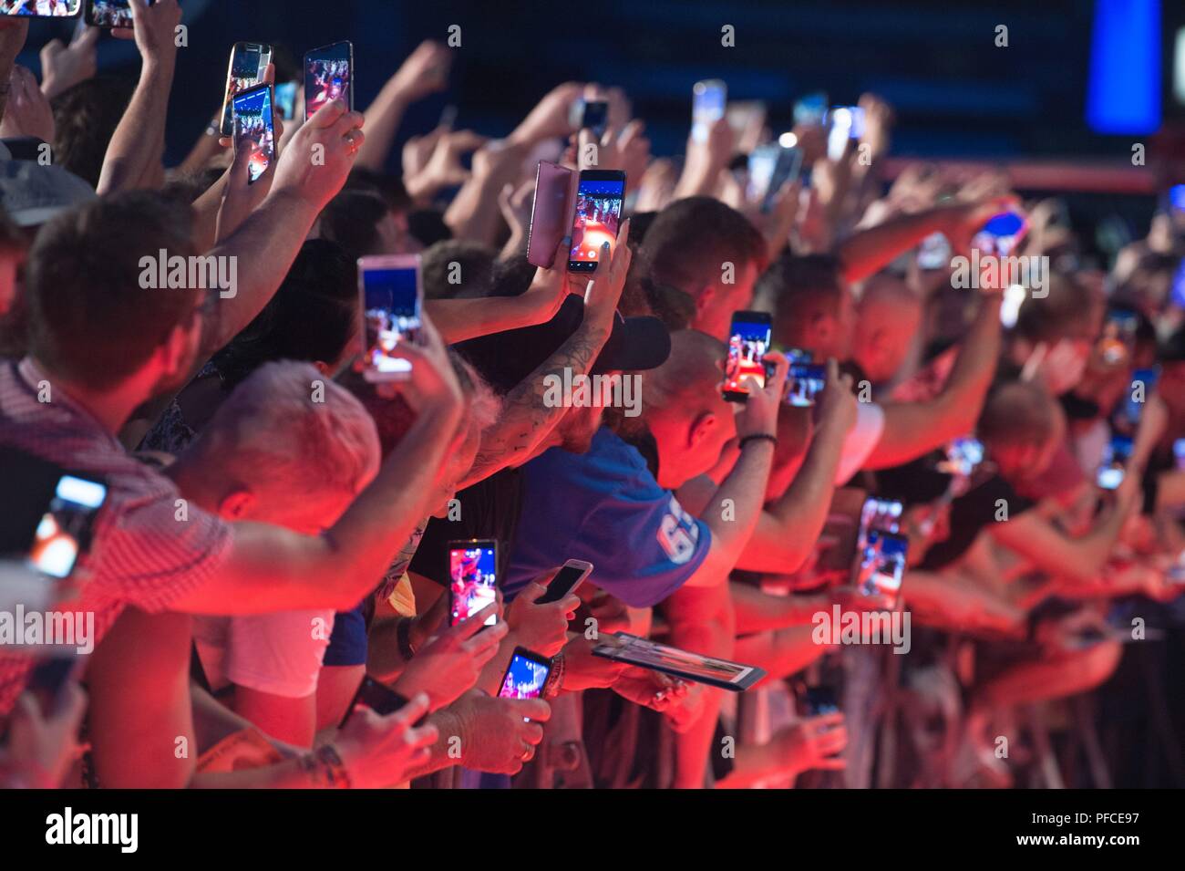 Dresden, Germany. 20th Aug, 2018. Fans film and photograph the arrival of the Italian actor Terence Hill on the occasion of the German premiere of his film "Mein Name ist Somebody - Zwei Fäuste kekehren zurück" with smartphones. Hill also directed and wrote the tragicomedy. Credit: Sebastian Kahnert/dpa-Zentralbild/dpa/Alamy Live News Stock Photo