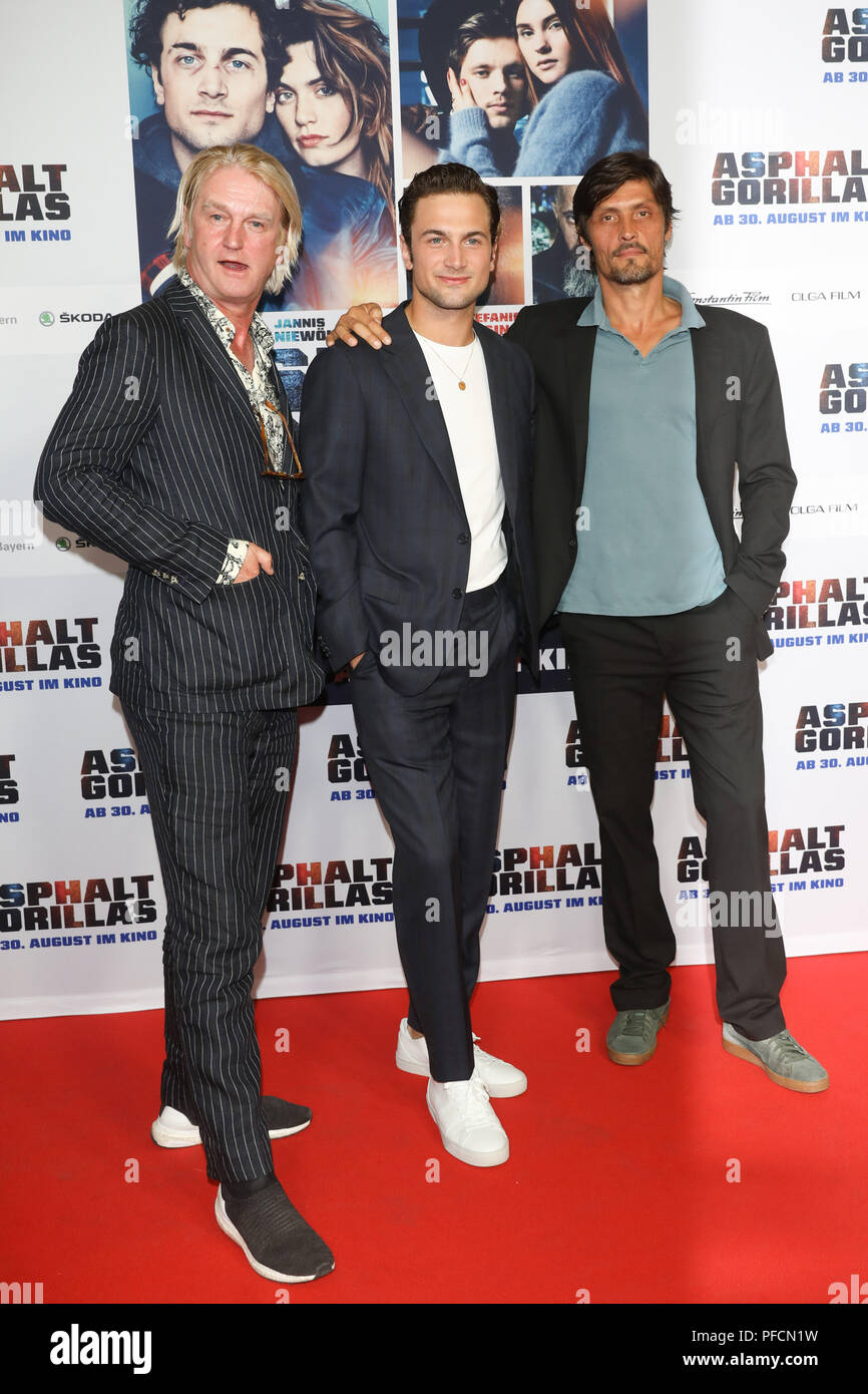 21 August 2018, Germany, Berlin: Director Detlev Buck (L-R) and actors Samuel Schneider and Stipe Erceg come to the Kulturbrauerei for the premiere of the movie 'Asphalt Gorillas'. The film will be released in German cinemas on 30 August 2018. Photo: Jörg Carstensen/dpa Stock Photo