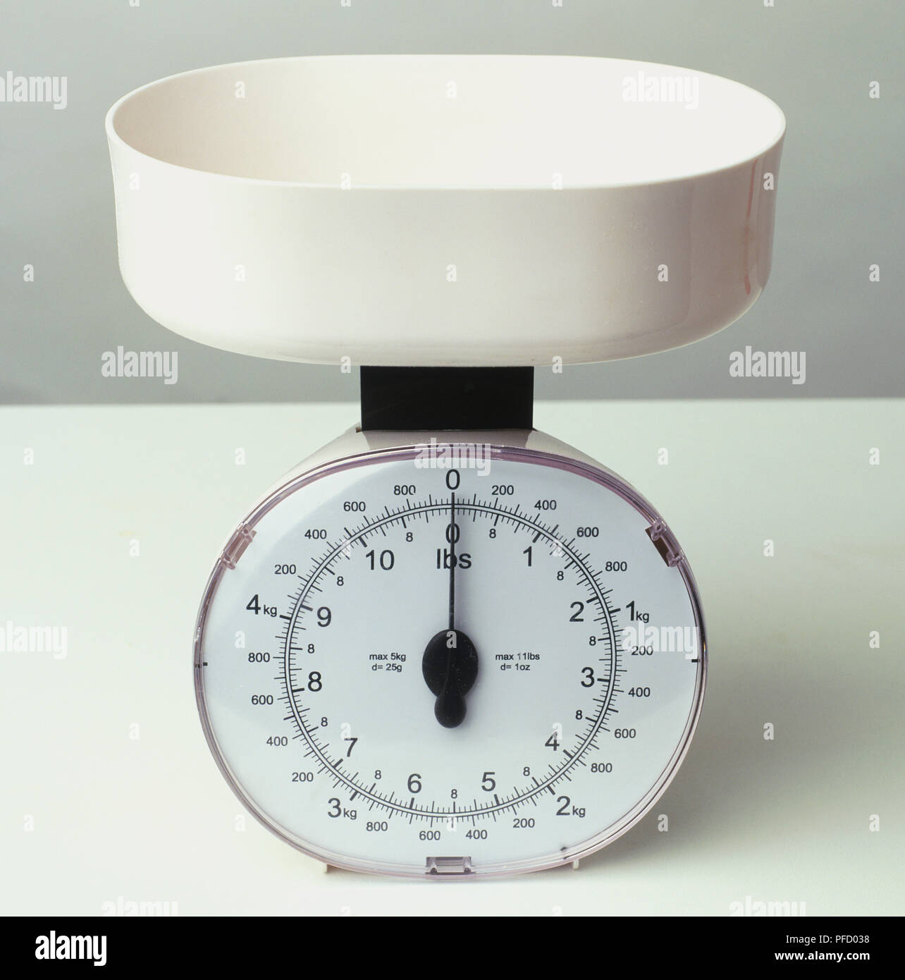 Kitchen scales with white bowl Stock Photo - Alamy