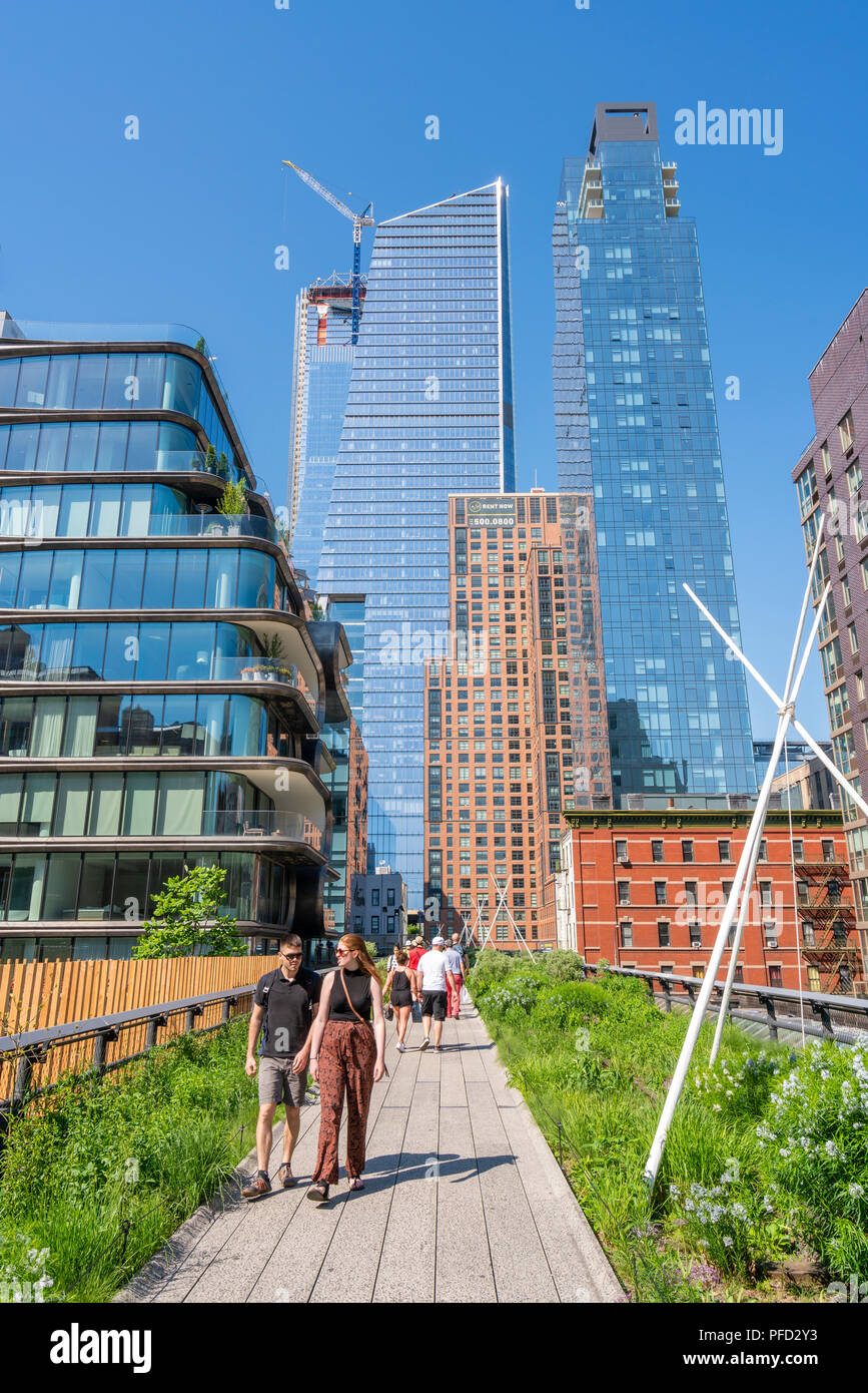People walking along The High Line in New York Stock Photo