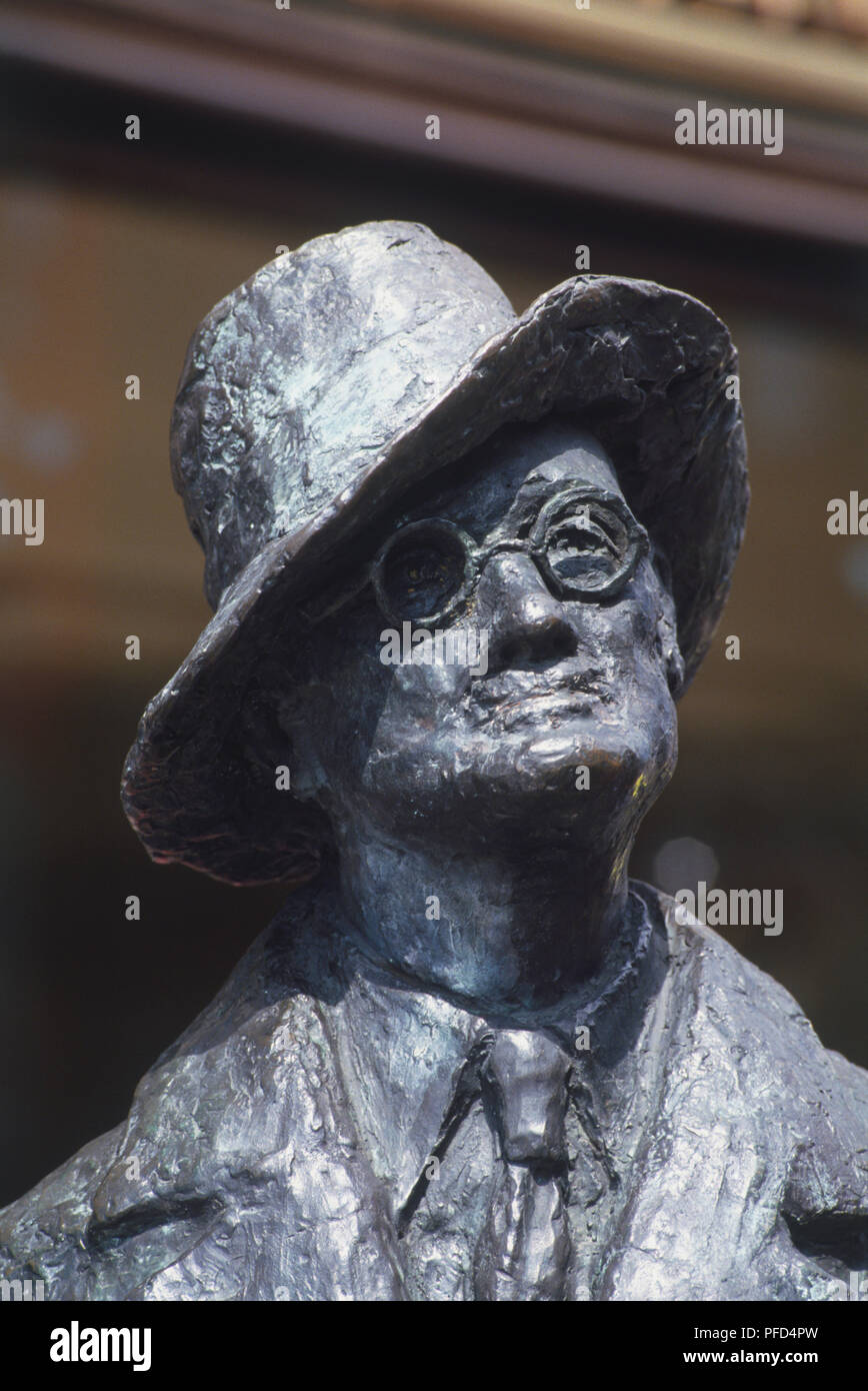 James joyce statue dublin hi-res stock photography and images - Alamy