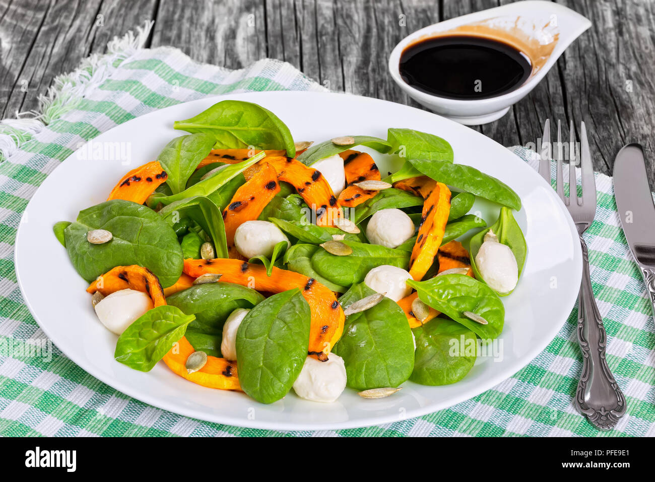 Салат с тыквой и шпинатом рецепты с фото. Тыква со шпинатом. Салаты пп со шпинатом тыквой. Халуми со шпинатом. Салат из тыквы и шпината.