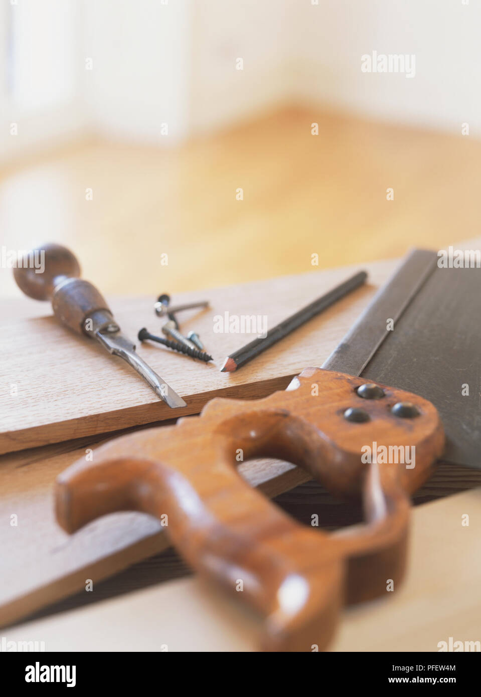 Putting up shelves hires stock photography and images Alamy