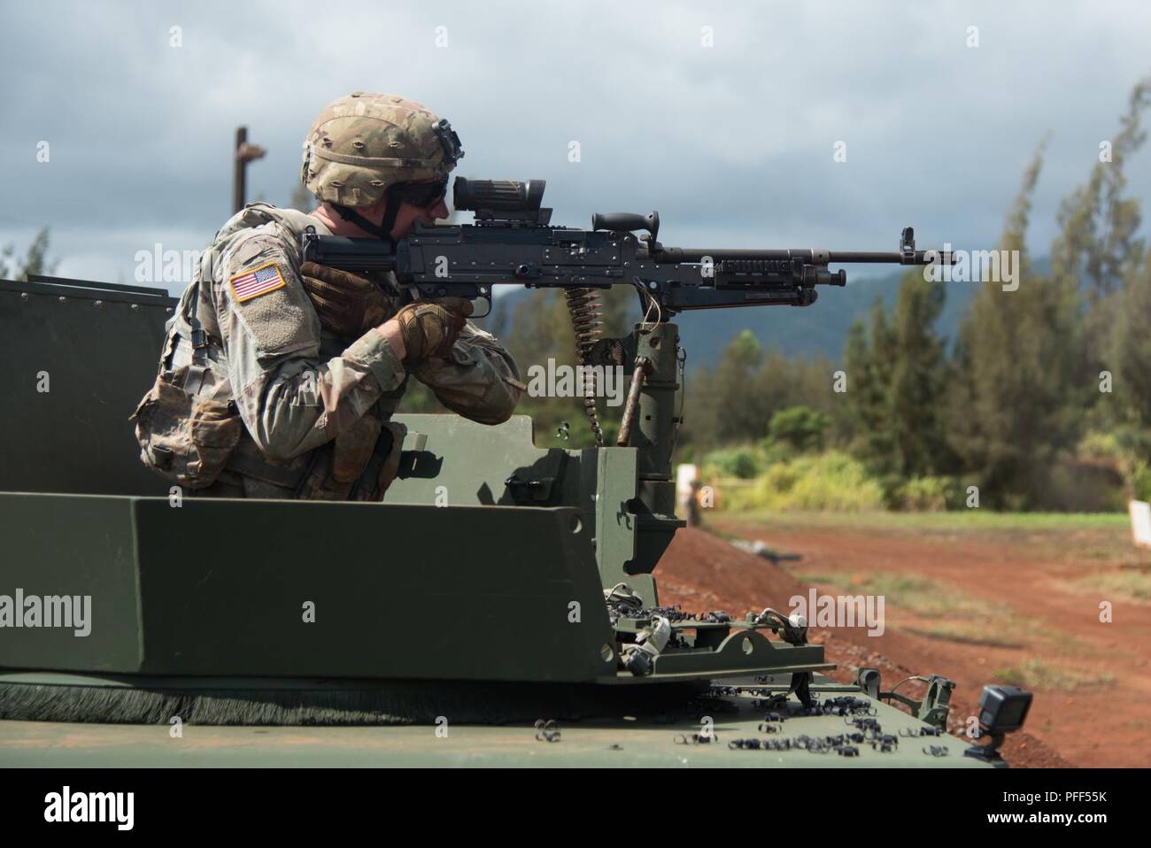 Защита пулемета. М240 пулемет. Защита пулеметом. Стрельба из рпк. M2hb пулемет.