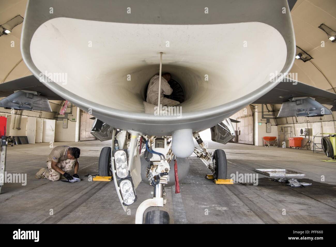 F 16 maintainers hi-res stock photography and images - Alamy