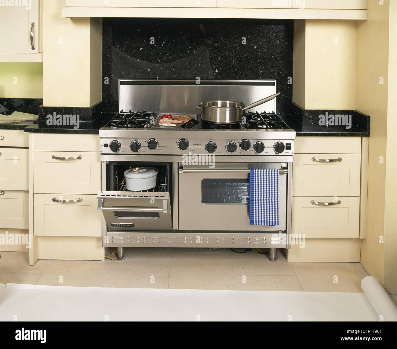 Freestanding cooker hi-res stock photography and images - Alamy