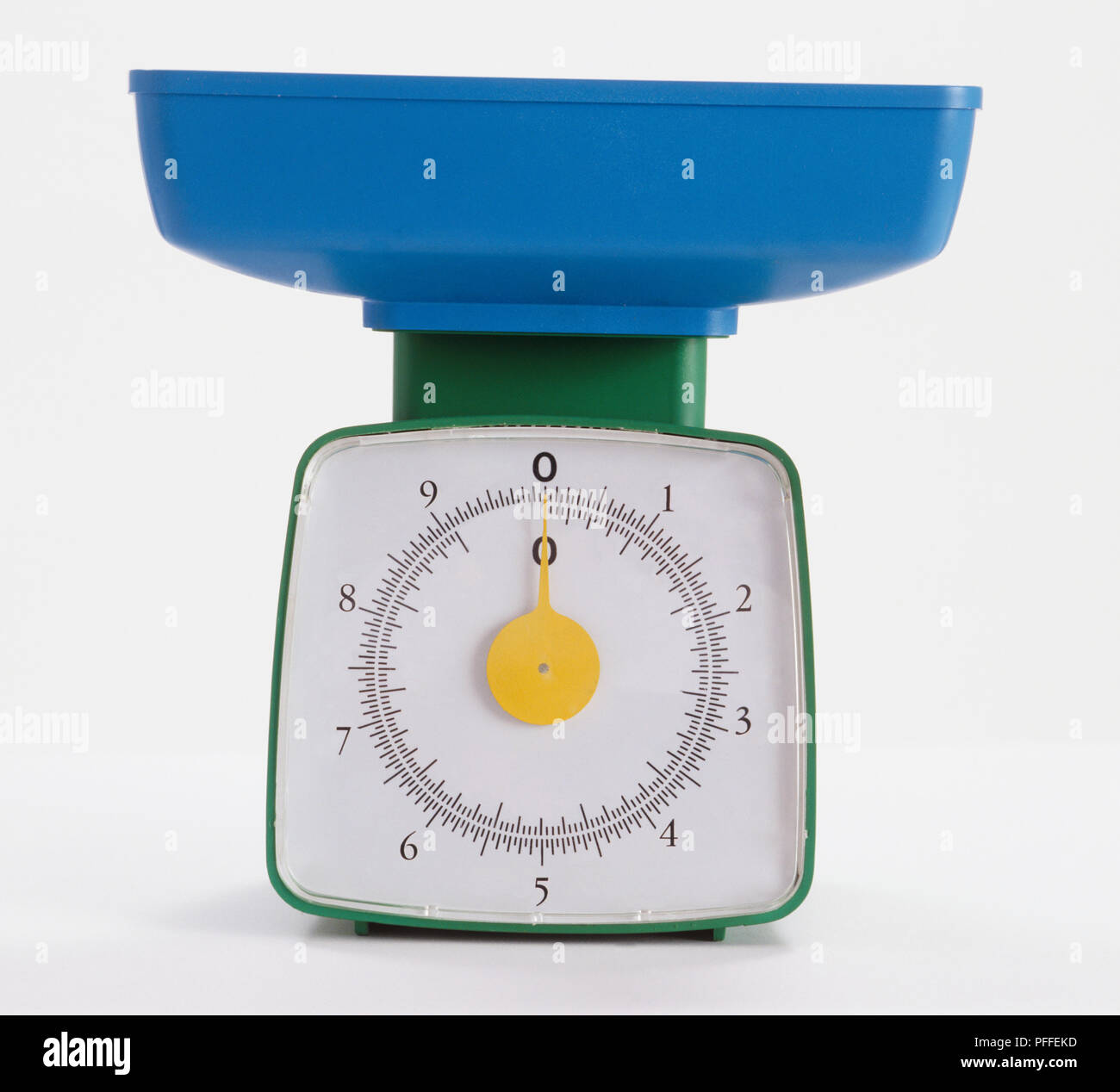https://c8.alamy.com/comp/PFFEKD/mechanical-weighing-scales-with-blue-plastic-bowl-to-hold-objects-PFFEKD.jpg