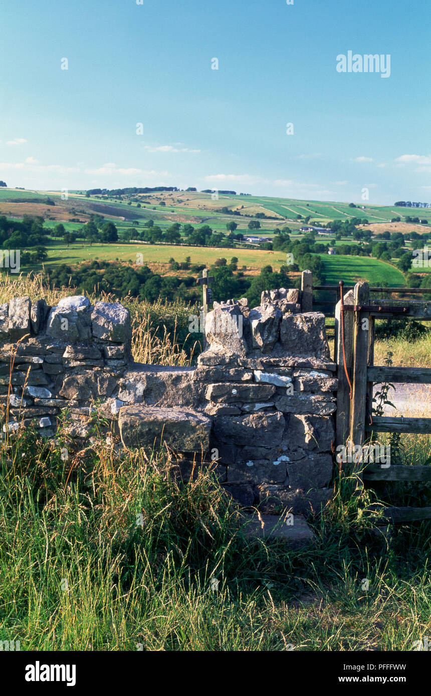 Great Britain, England, East Midlands, scenic view of peak district countryside. View of country wall, stile and gate, plots of agricultural land and rolling hills. Stock Photo