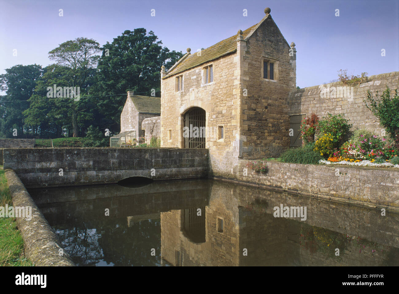 Great Britain, England, Yorkshire, a Tudor gatehouse surrounded by a moat. Stock Photo