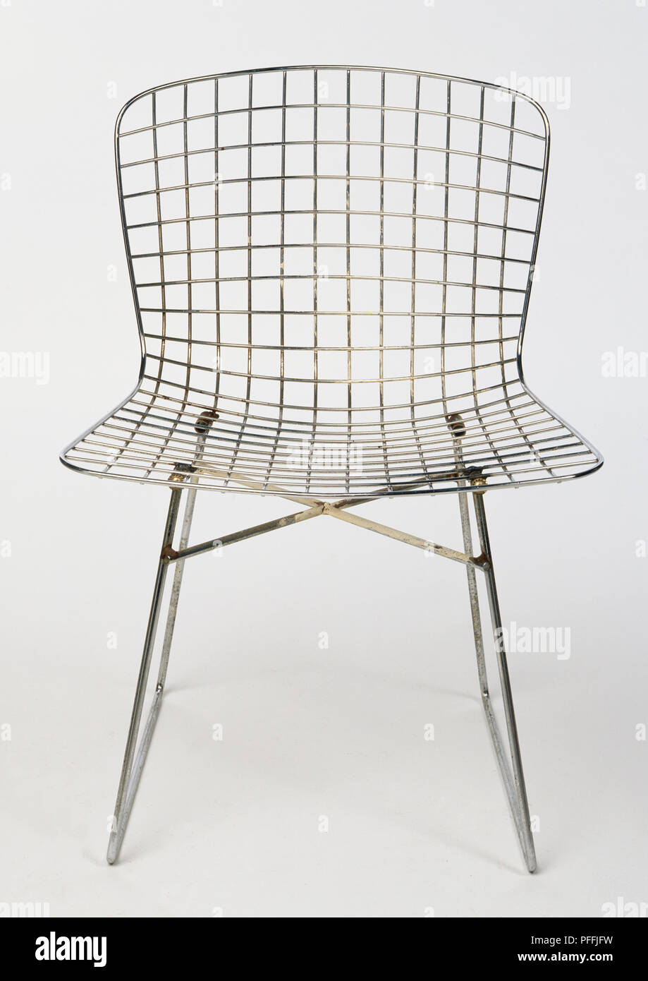 Metal mesh 1950s chair, designed by Italian Harry Bertoia, in classic curved retro-style. Stock Photo