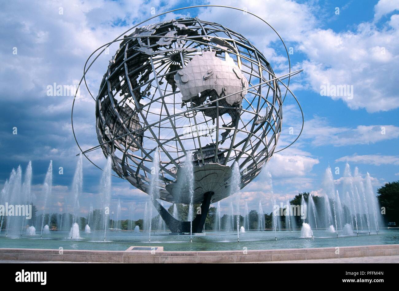 USA, New York, Flushing Meadow, Corona Park, World's Fair Unisphere, sculpture in centre of fountain, 1999 Stock Photo