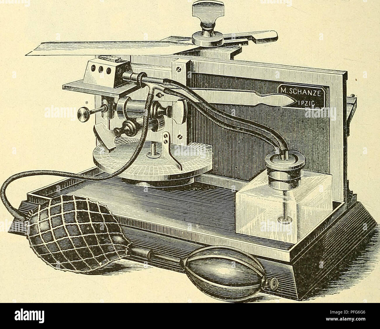 Das Mikroskop. Ein Leitfaden der wissenschaftlichen Mikroskopie.  Microscopy; Microscopes. 272 ähnlich wie bei den Schlittenmikrotomen mit  einer Mikrometerschraube durch Gleiten auf einer schiefen Ebene gehoben. §  481. Will man schliesslich die