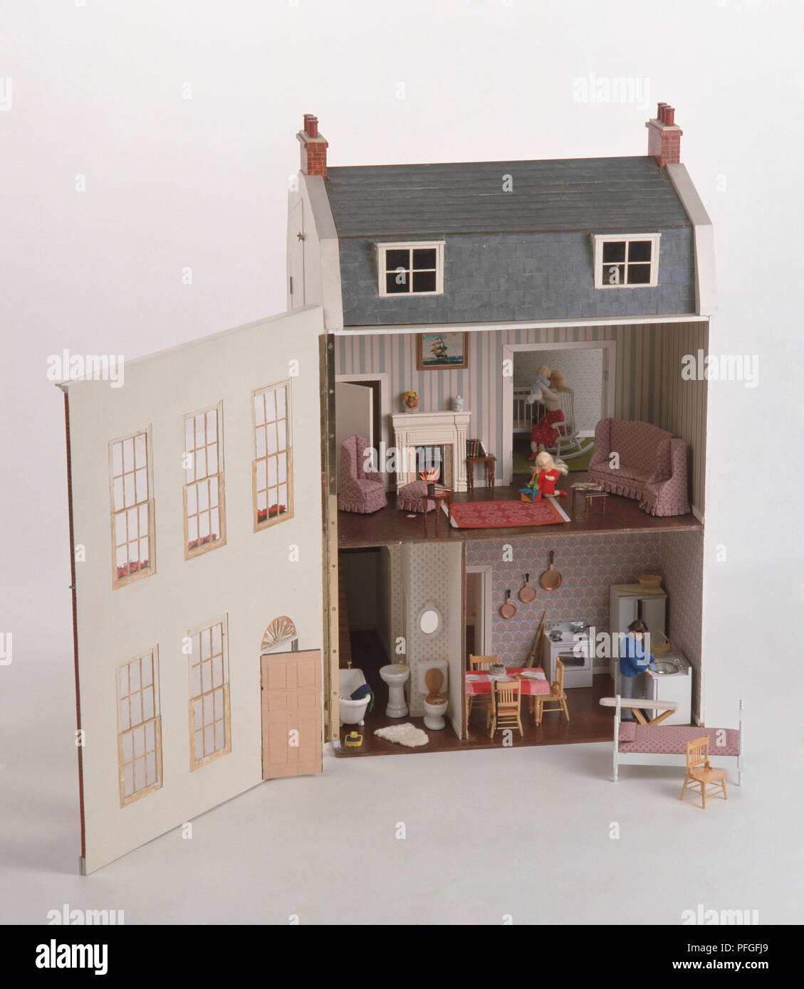 Dolls house miniatures hi-res stock photography and images - Alamy