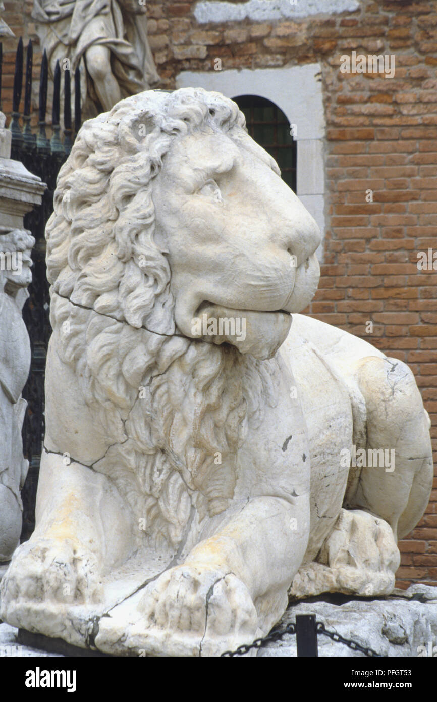 Statue of a lion hi-res stock photography and images - Alamy