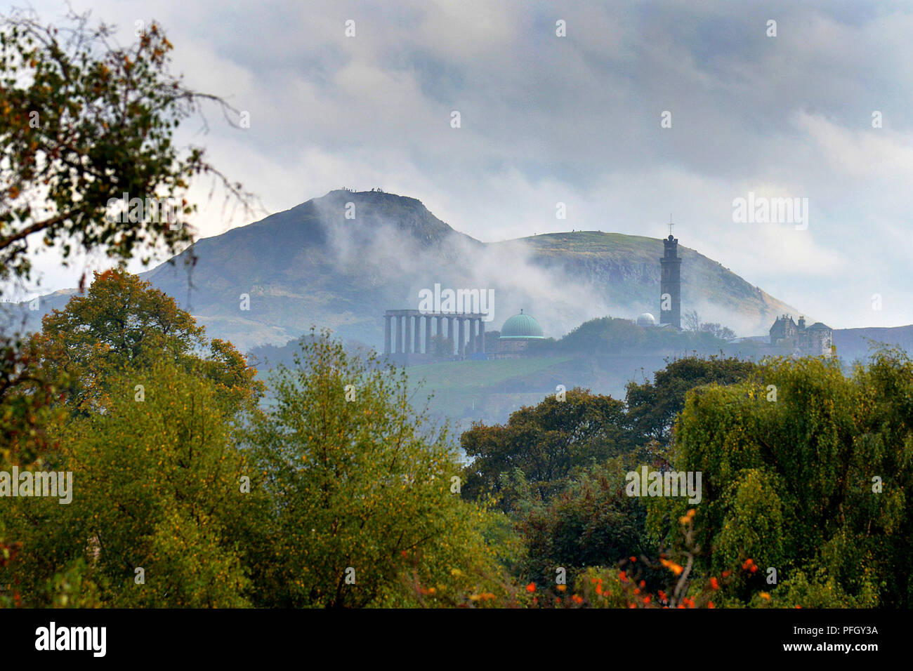 JON SAVAGE PHOTOGRAPHY 07762 580971  19 TH OCTOBER 2013  AUTUMNAL MIST HOVERS OVER ARTHURS SEAT AND CALTON HILL TODAY IN EDINBURGH, SCOTLAND Stock Photo