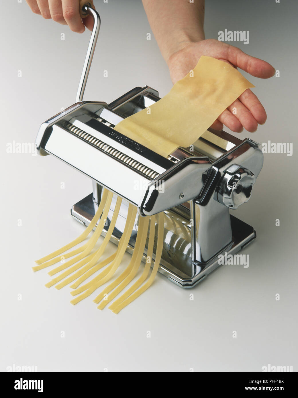 rolling pasta cutter