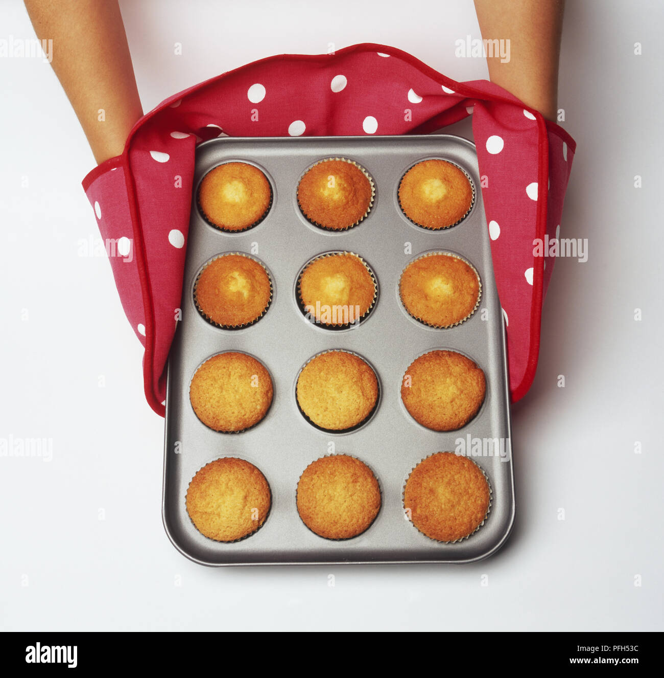 https://c8.alamy.com/comp/PFH53C/hands-wearing-oven-glove-with-fairy-cakes-in-cake-tin-PFH53C.jpg