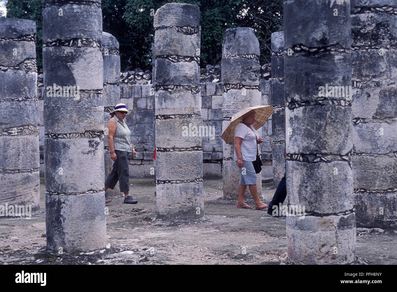 The Maya Ruins of Chichen Itza in the Province Yucatan in Mexico in Central America.     Mexico, Chichen Itza, January 2009. Stock Photo