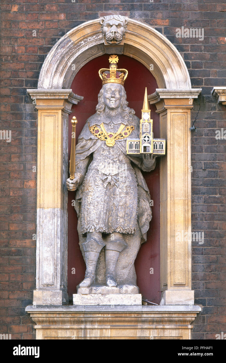 Great Britain, England, Worcester, Worcester Guildhall, statue in a recess of Charles I holding a symbol of the Church, close-up Stock Photo