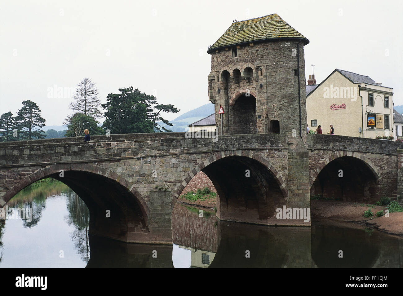 Great Britain, Wales, Monmouth, Monnow Bridge, a thirteenth-century built bridge that has a narrow gateway. Stock Photo