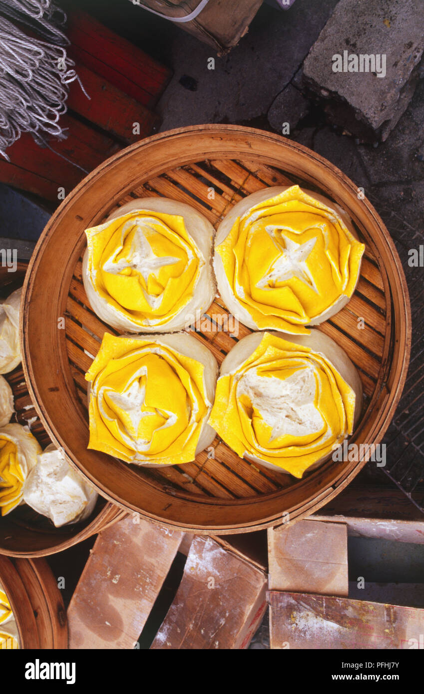 China, Gansu, Linxia, decorated dumplings in bamboo steaming dish, view from above. Stock Photo