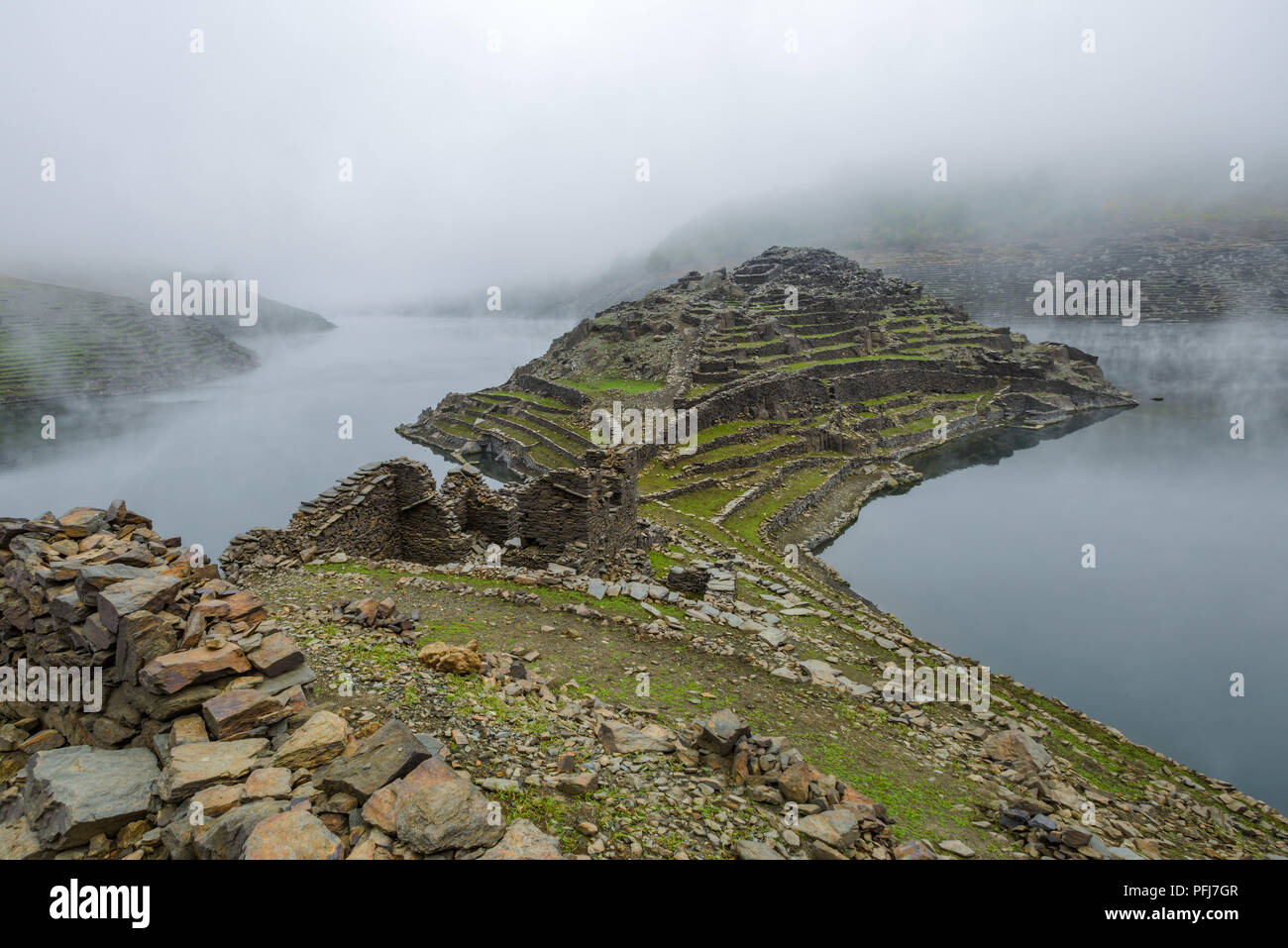La península de Castro Candaz, restos de un poblado celta y luego medieval, entre la niebla en la Ribeira Sacra, Chantada Stock Photo
