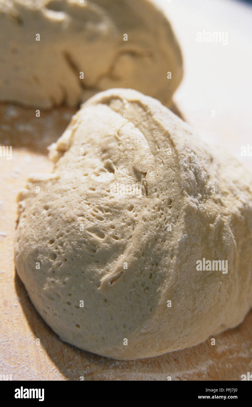 Pizza Base Rising Ball of pizza dough, resting and rising Stock Photo - Alamy